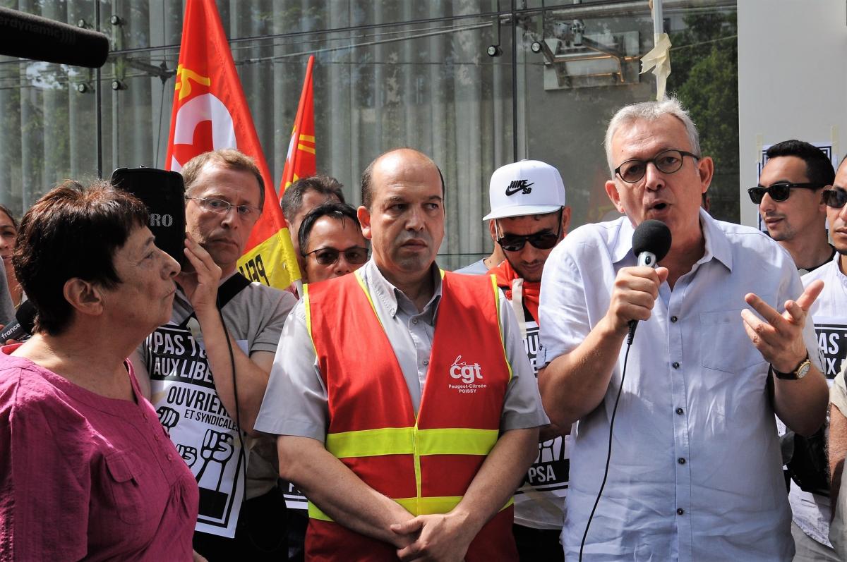 Pierre Laurent Pcf devant le siège de PSA avec le Comité de défense des libertés ouvrières et syndicales