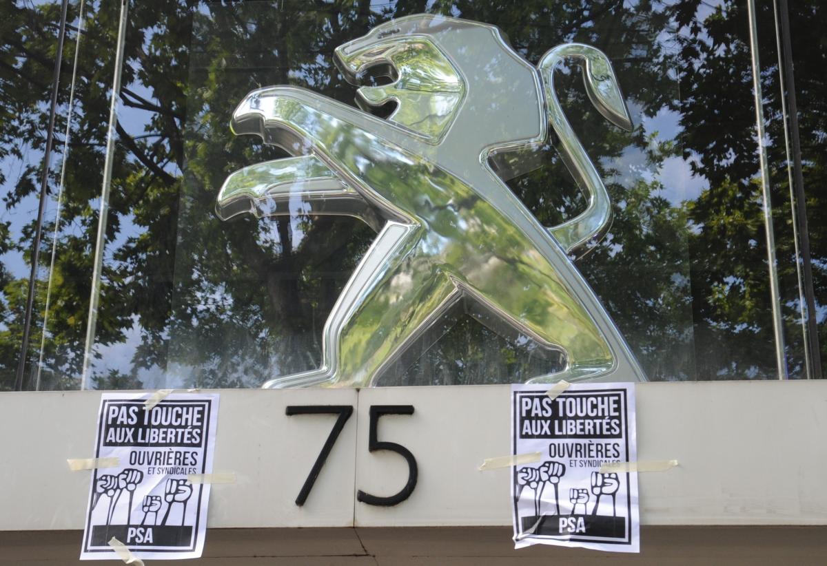 Sigle Peugeot au siège de PSA Paris Av de la Grande armée