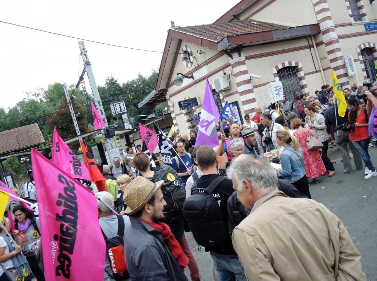 Contre la guerre sociale de Macron départ manifestation gare de Jouy en Josas