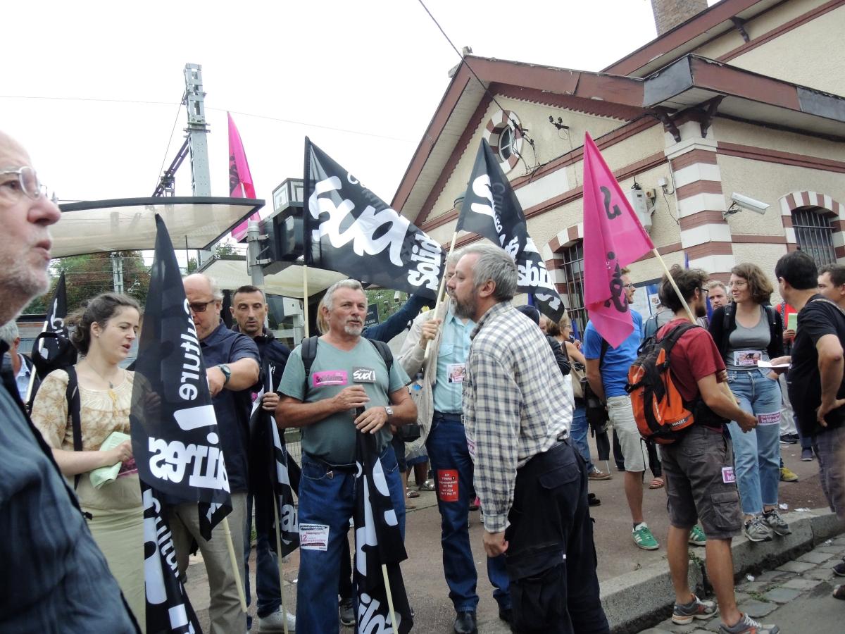 Contre la guerre sociale de Macron départ manifestation gare de Jouy en Josas
