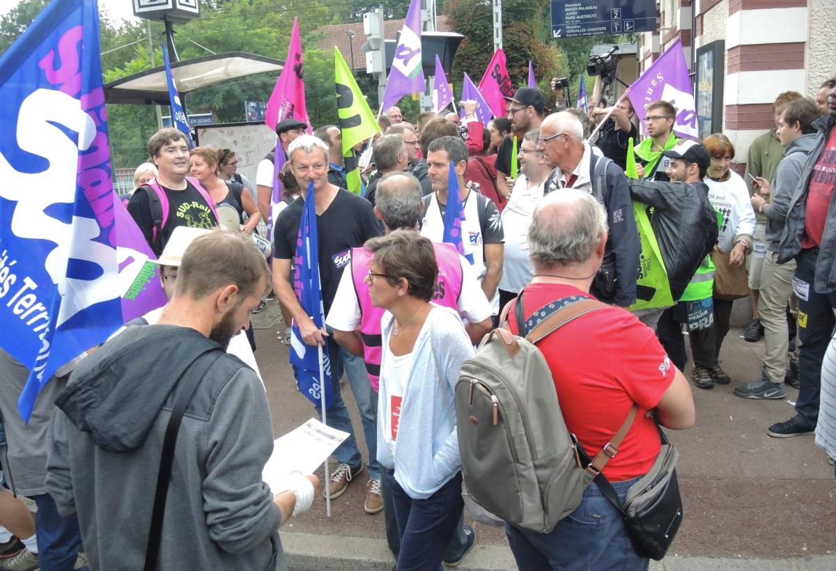 Contre la guerre sociale de Macron départ manifestation gare de Jouy en Josas
