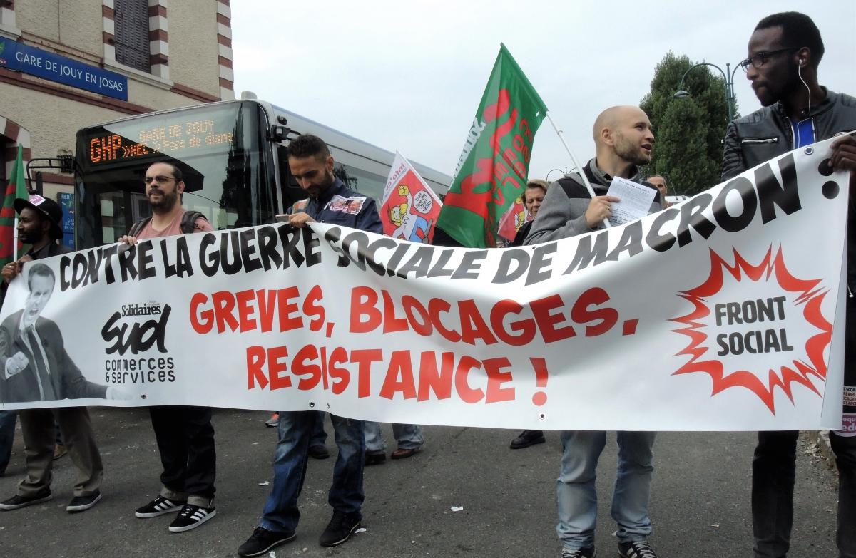 Banderole Front Social et Sud commerces et services Contre la guerre sociale de Macron départ manifestation gare de Jouy en Josas