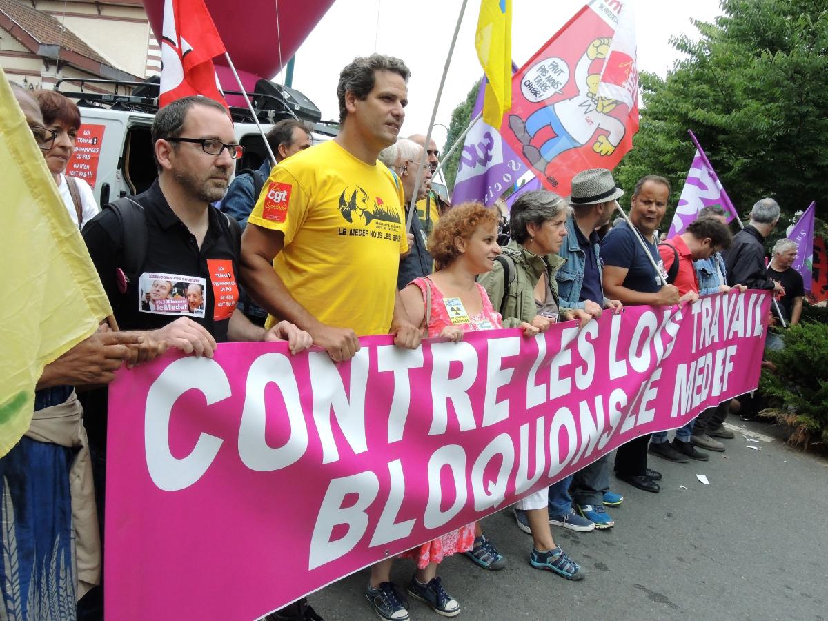 Banderole Contre les lois travail bloquons le Medef