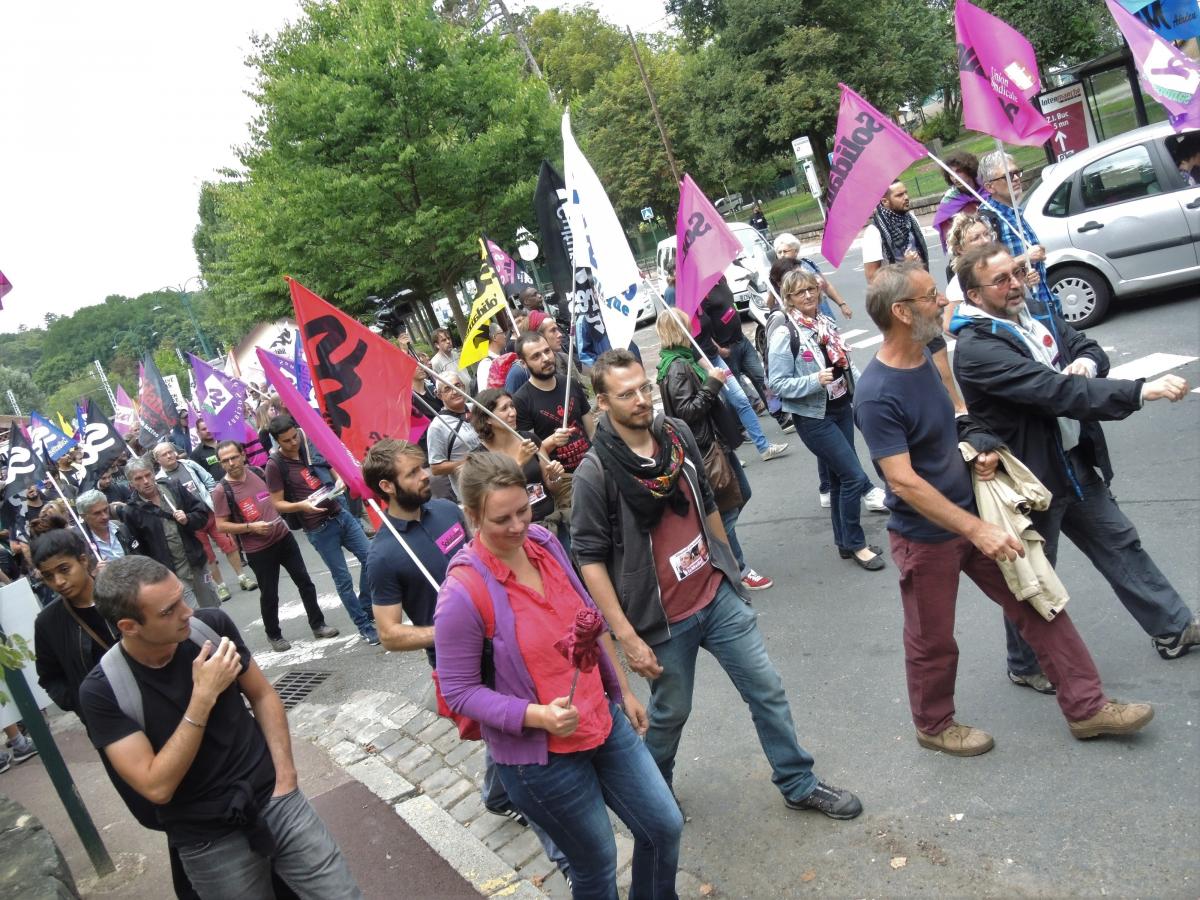 Contre la guerre sociale de Macron départ manifestation gare de Jouy en Josas