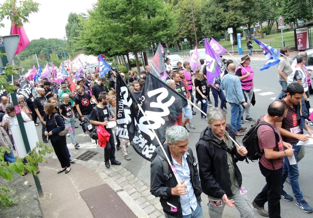 Contre la guerre sociale de Macron départ manifestation gare de Jouy en Josas