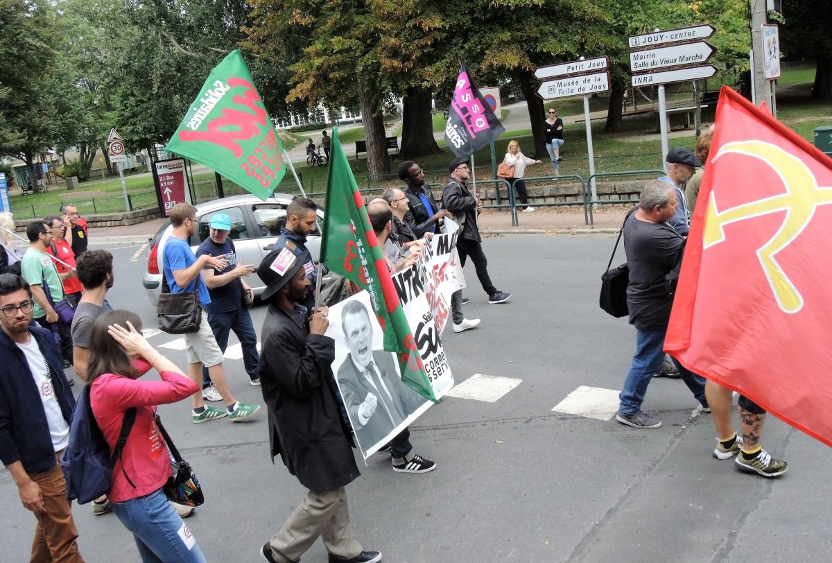 Banderole Front Social et Sud commerces et services Contre la guerre sociale de Macron départ manifestation gare de Jouy en Josas