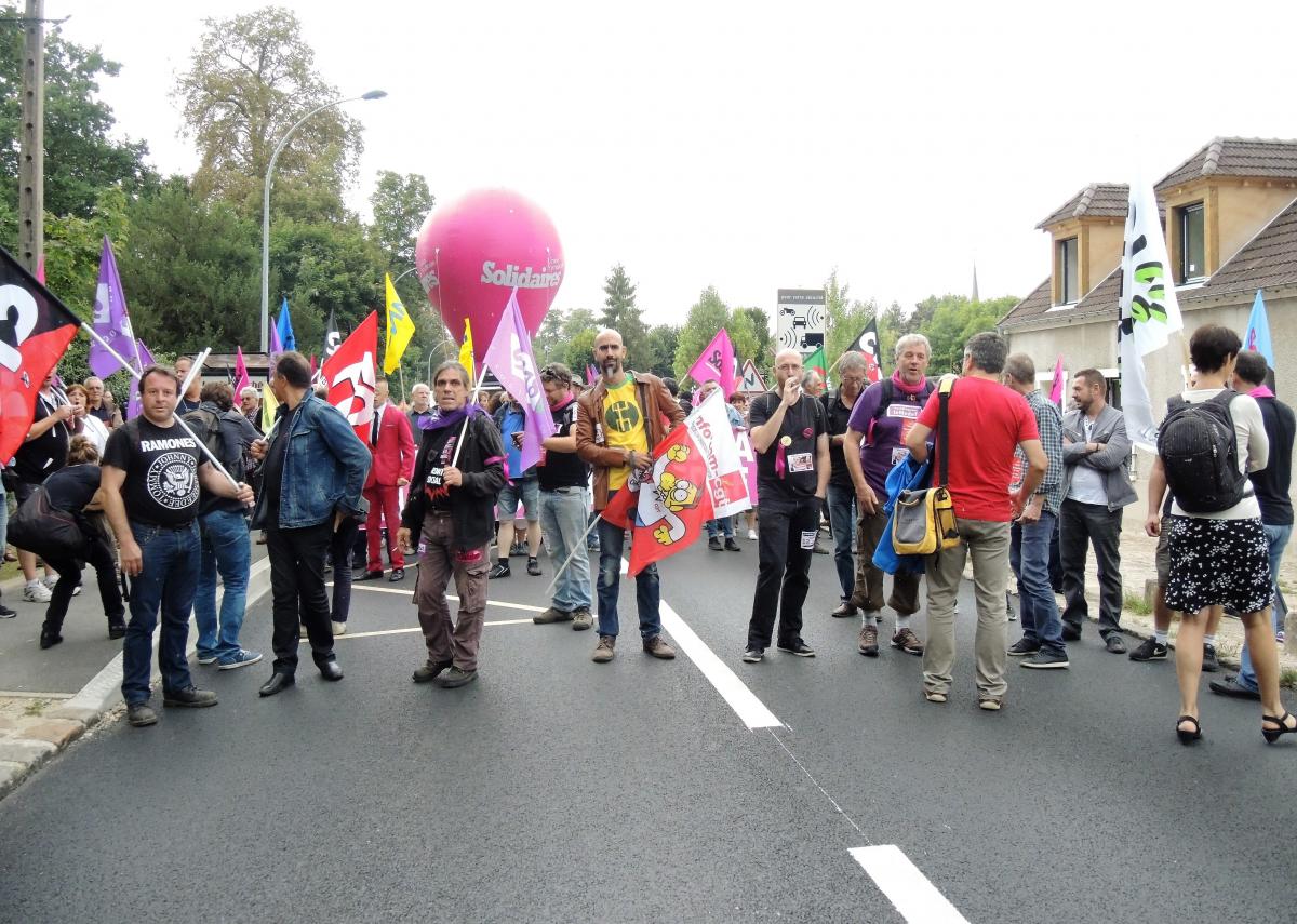 Contre la guerre sociale de Macron départ manifestation gare de Jouy en Josas vers l'Université du Medef
