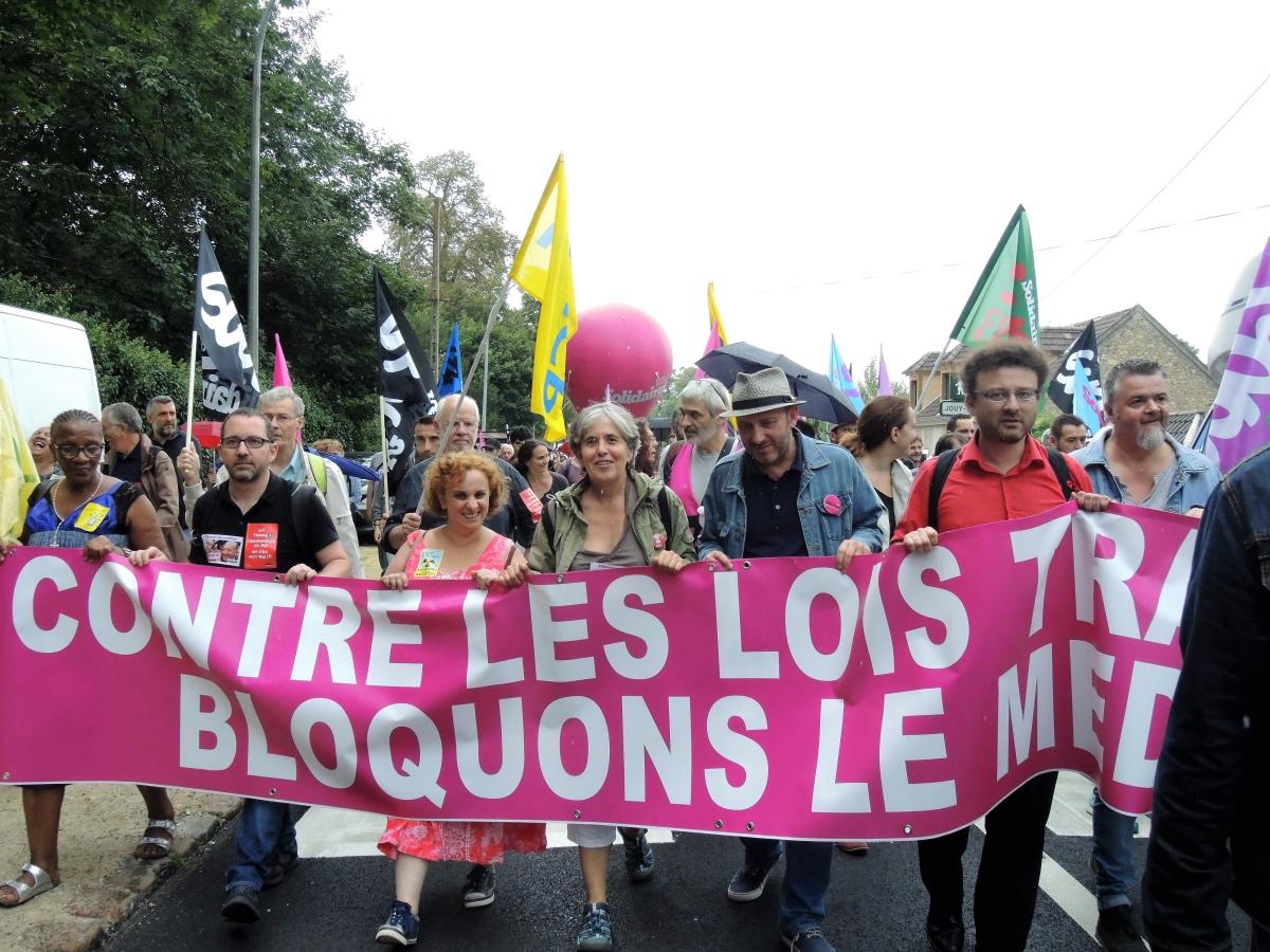 Banderole Contre les lois travail bloquons le Medef