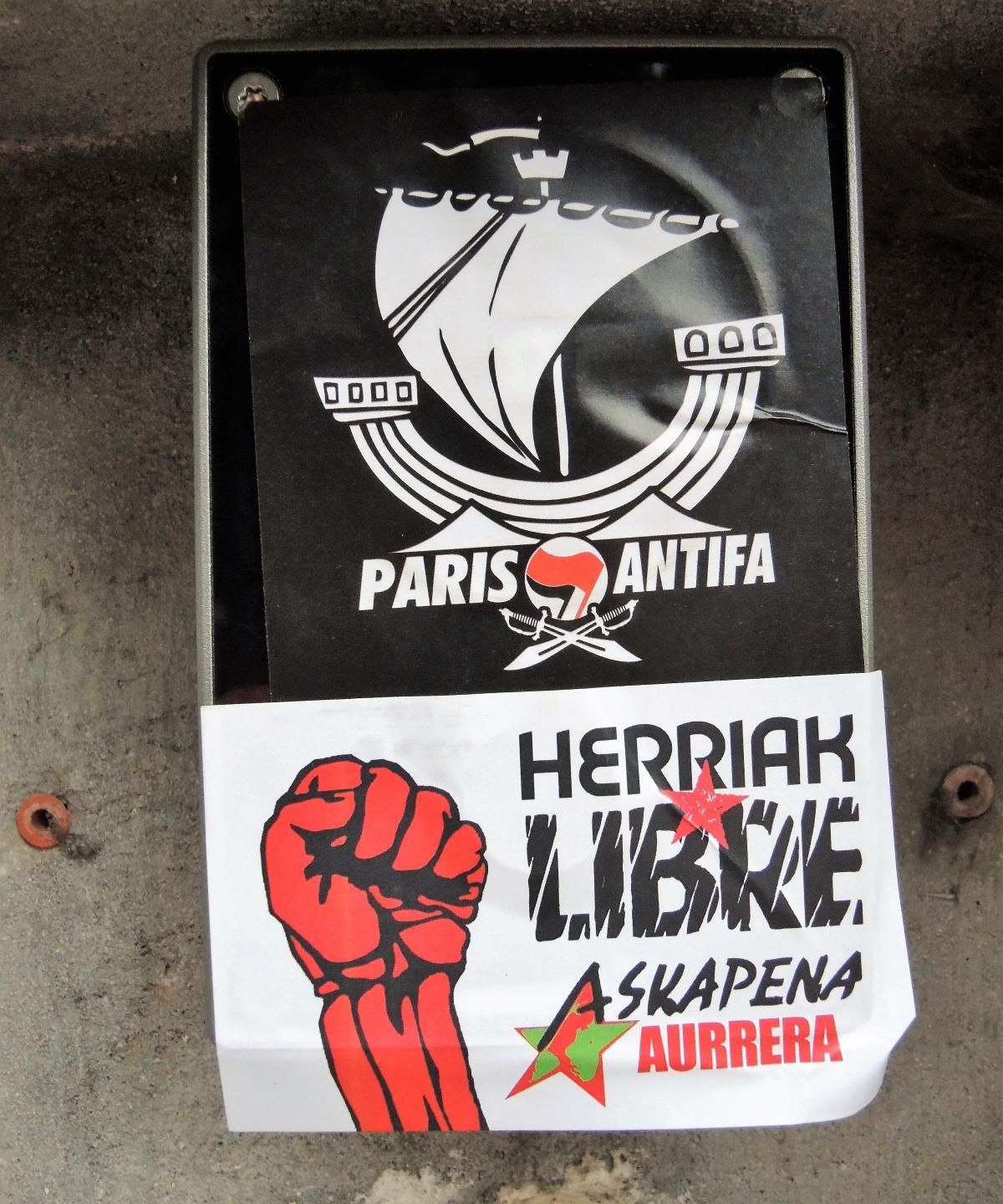 Autocollants à la Manifestation devant l'Université du Medef Jouy en Josas