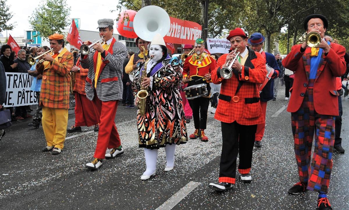 Cortège des Forains au son d'une fanfare contre la Réforme par ordonnances du Droit du Travail