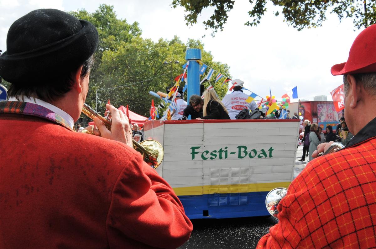 Cortège des Forains au son d'une fanfare contre la Réforme par ordonnances du Droit du Travail