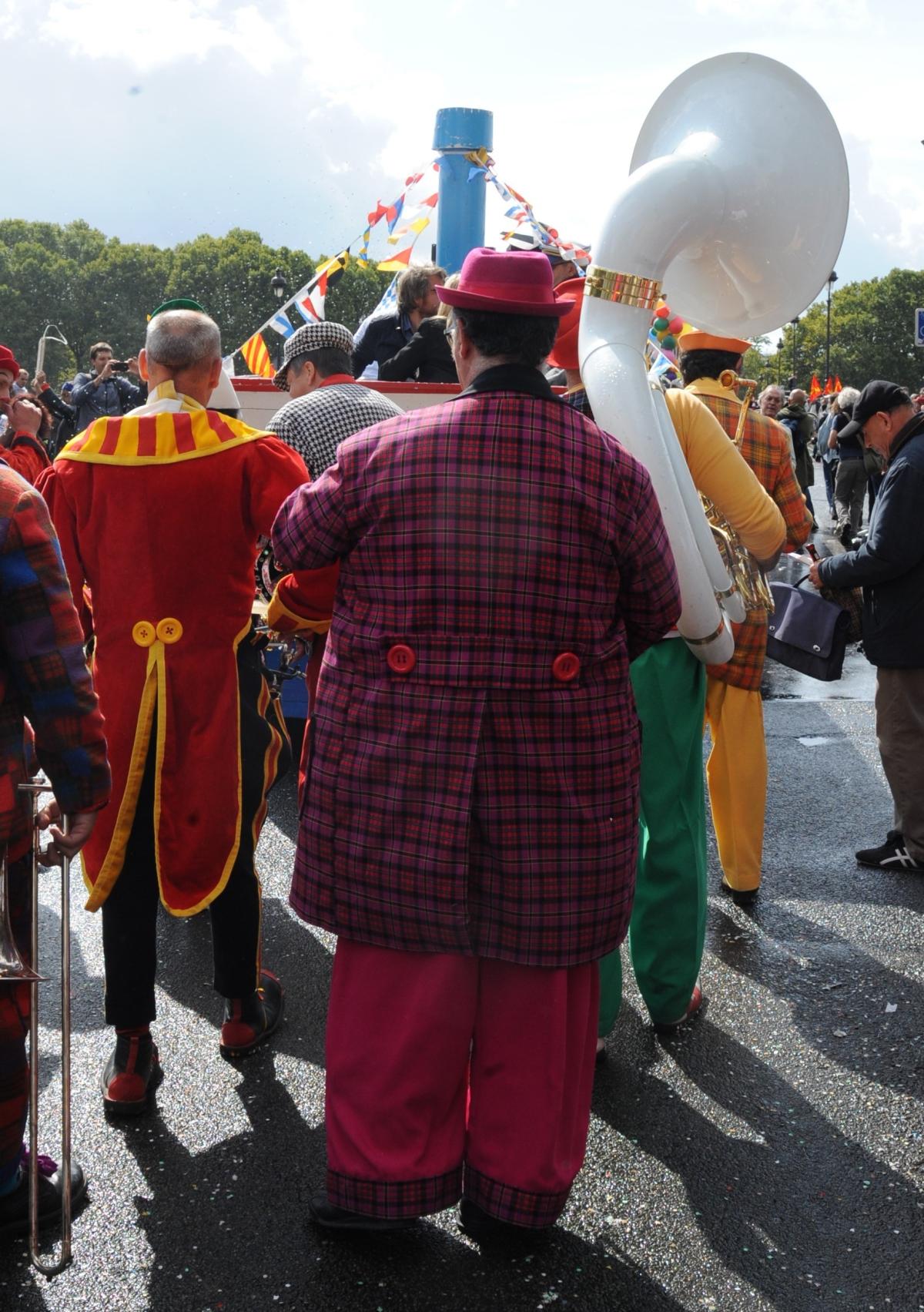 Cortège des Forains au son d'une fanfare contre la Réforme par ordonnances du Droit du Travail
