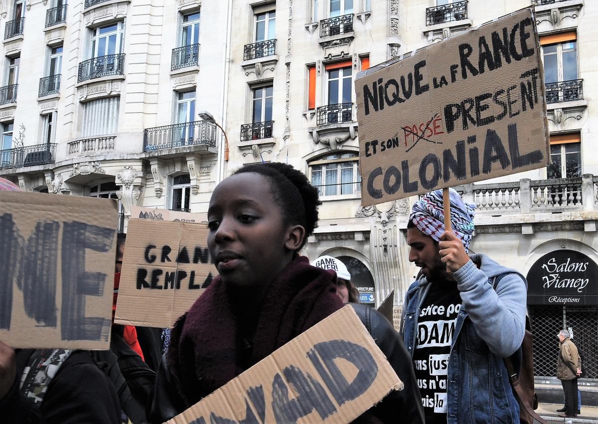 Affichette nique la France et son présent colonial