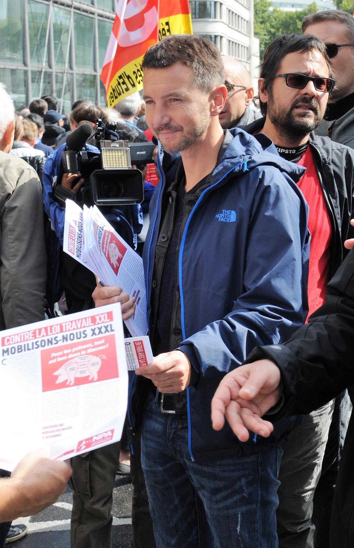 Olivier Besancenot en diffusion du 4 pages du Npa contre la Réforme par ordonnances du Droit du Travail