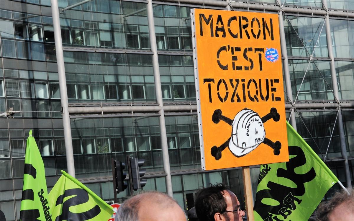 Pancarte Macron c'est toxique
