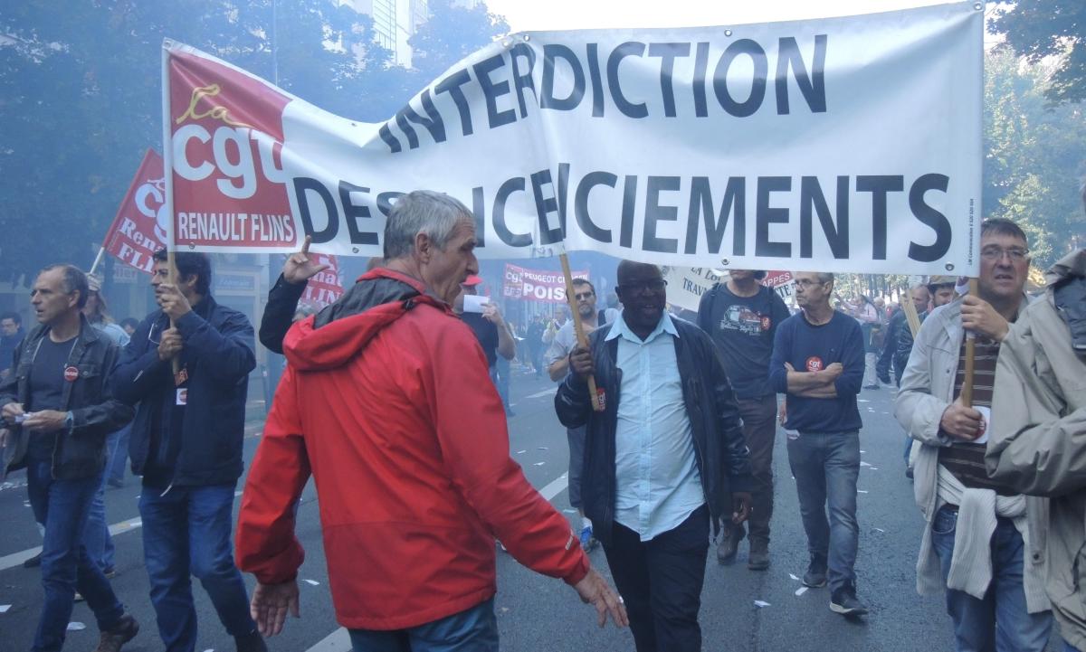 Banderole Cgt interdiction des licenciements