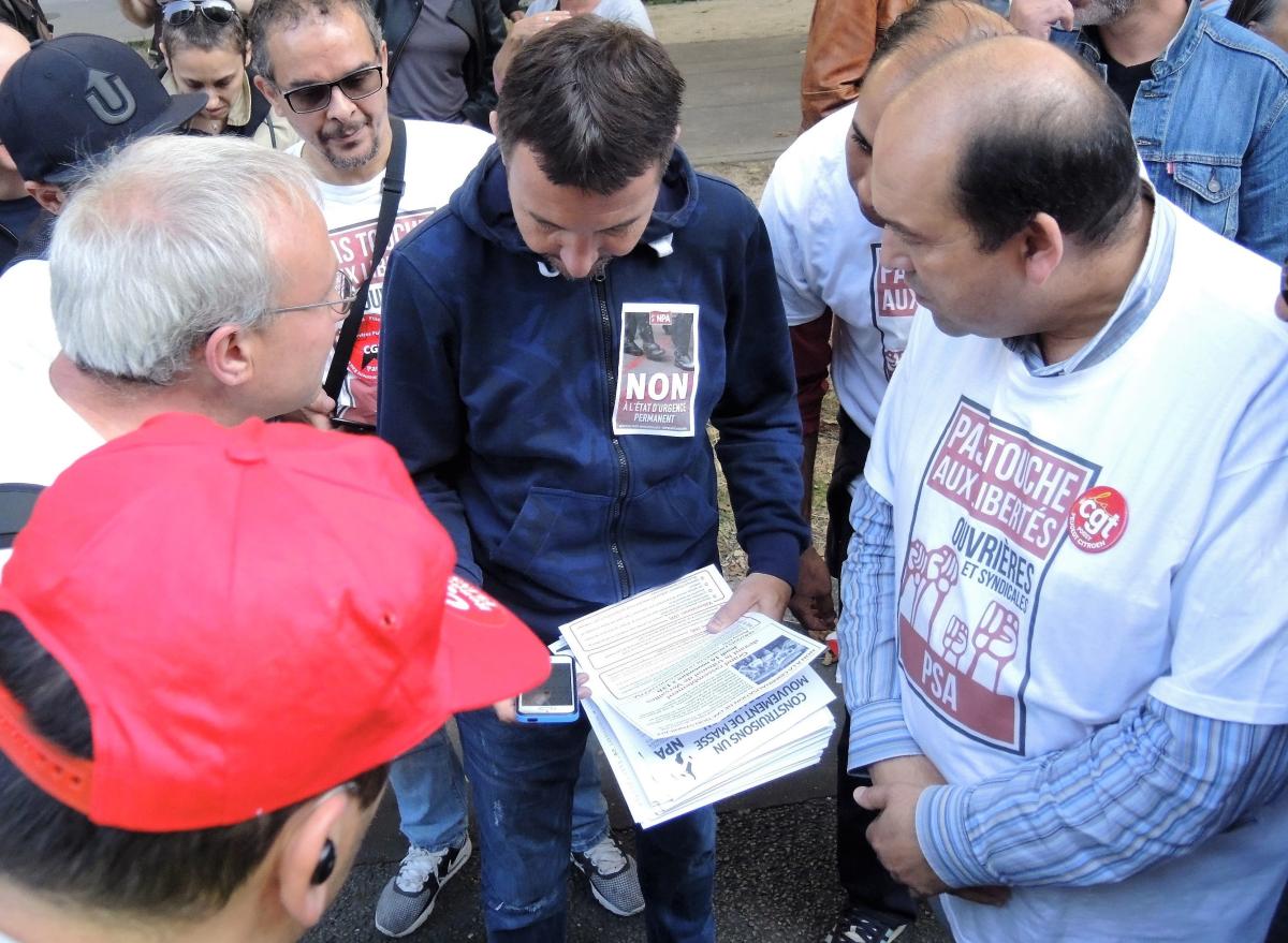 Olivier Besancenot Jean-Pierre Mercier syndicaliste Cgt à PSA et Farid Borsali secrétaire du syndicat CGT sur le site Peugeot Citroën Automobile de Poissy
