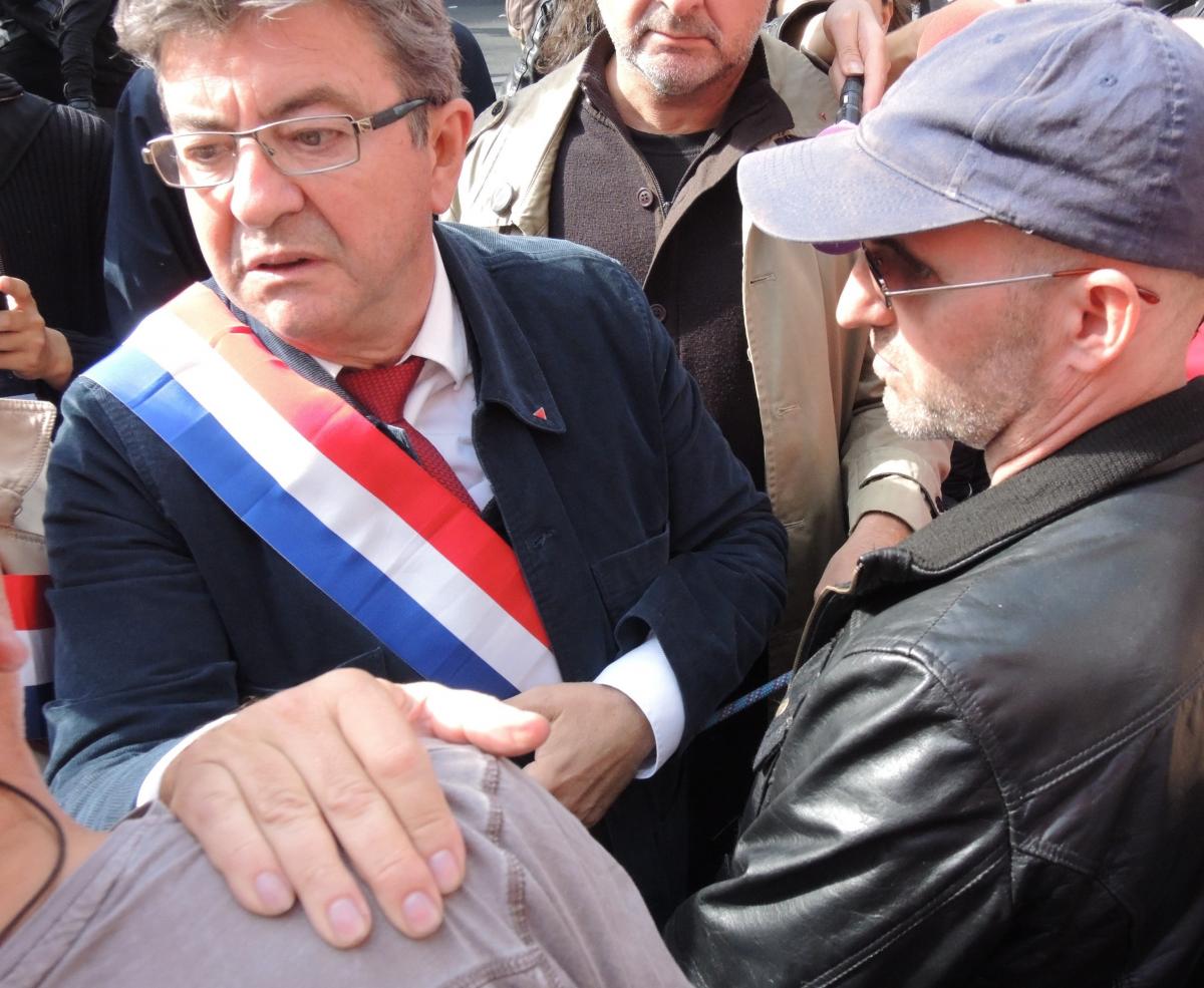 Jean Luc Mélanchon approche Philippe Poutou à la manifestation de la France Insoumise