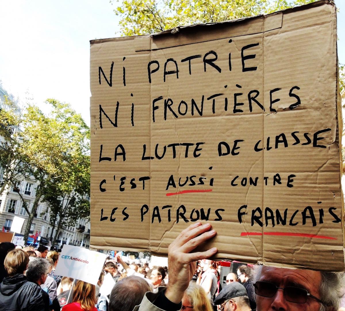 Affichette Ni patrie ni frontières la lutte de classe c'est aussi contre les patrons Français