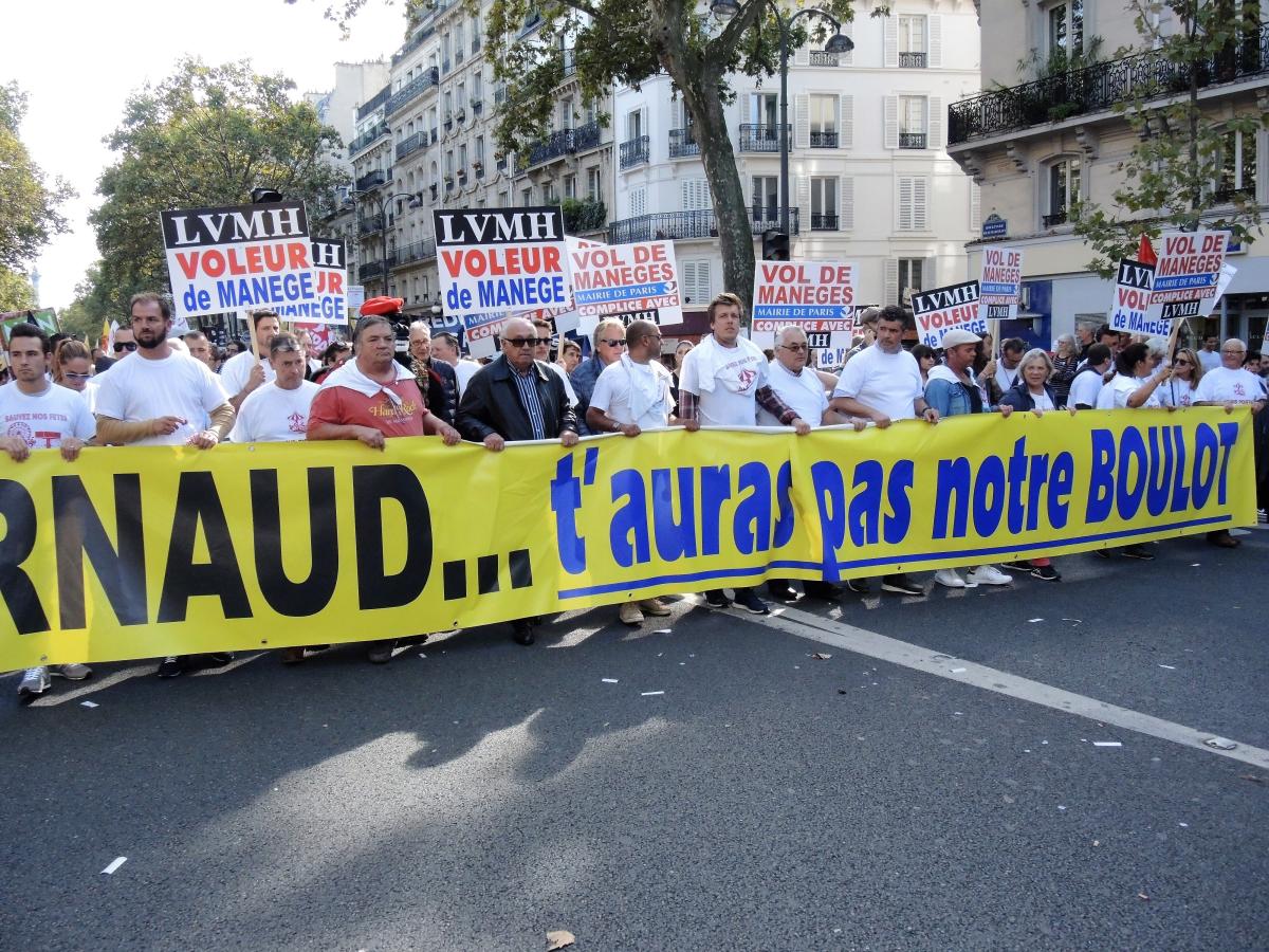 Marcel Campion (vétement sombre) avec les Forains à la manifestation de la France Insoumise
