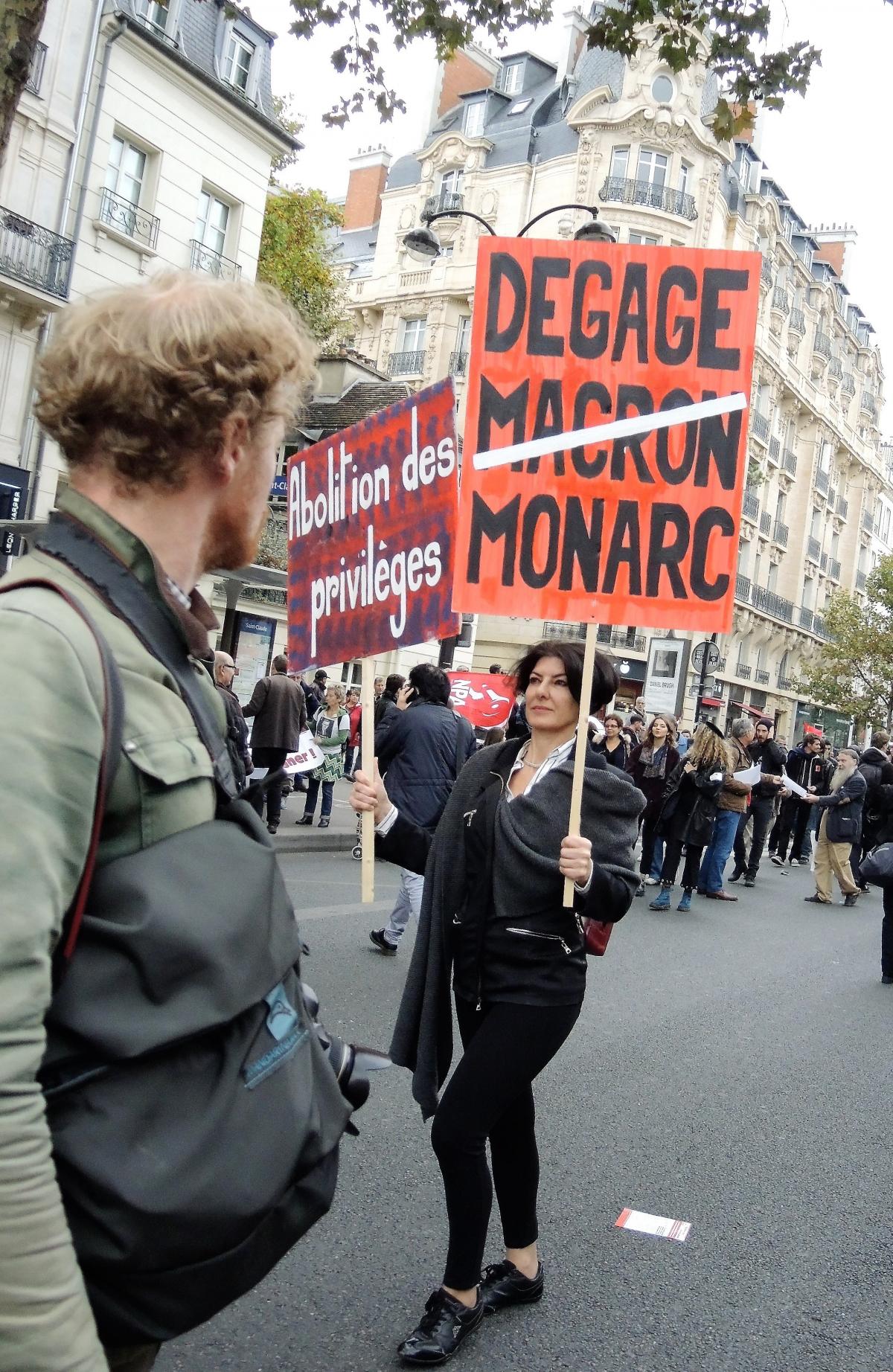 Pancarte dégage Macron Monarc