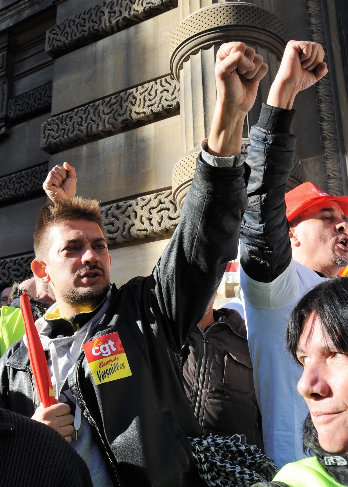 Cheminots de Versailles en soutien aux 9 militants Cgt de PSA devant le tribunal correctionnel de Versailles
