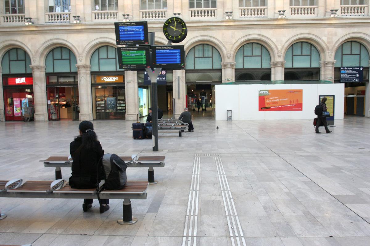 le hall de la gare de l'est à Paris jour de grève