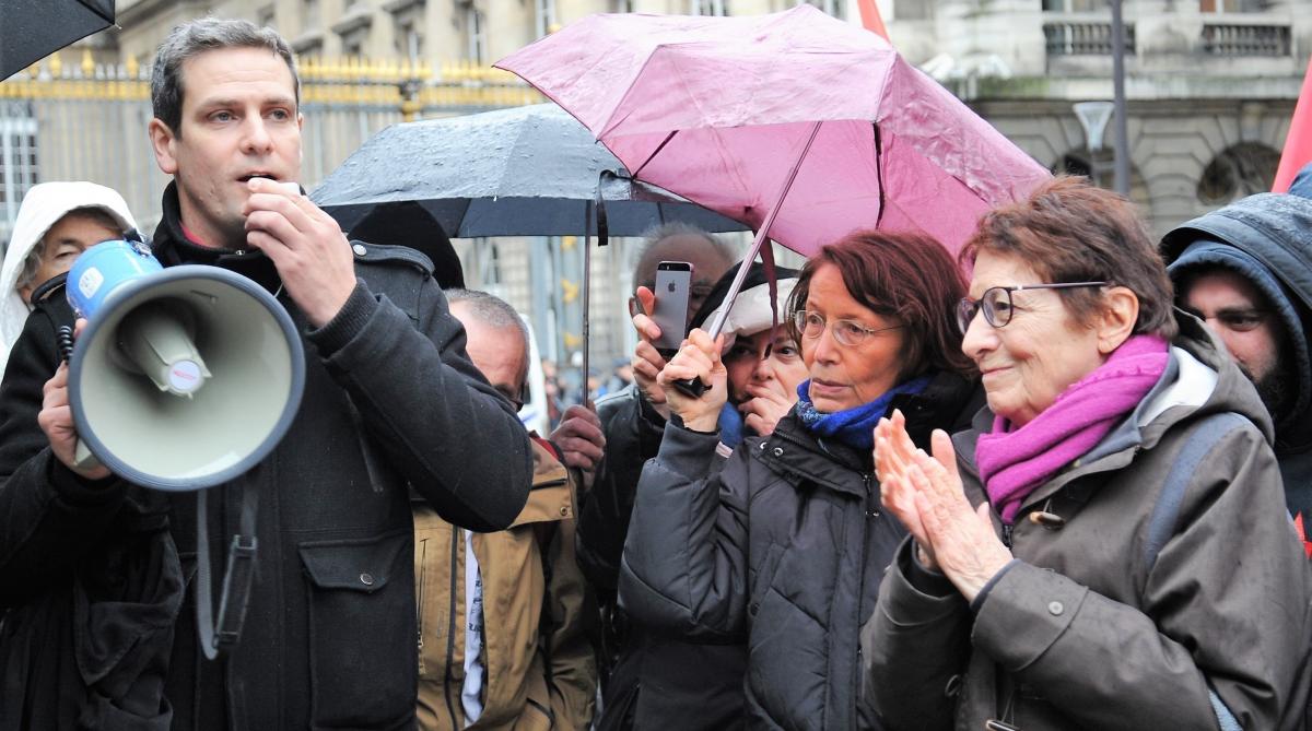 Arlette Laguiller applaudit la relaxe de Loïc Canitrot devant le palais de justice Paris