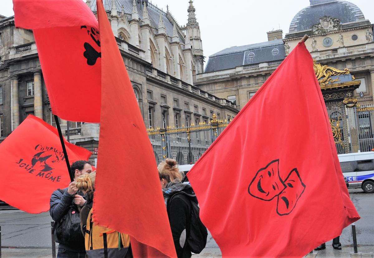 Drapeaux de la Compagnie Jolie Môme au Procès de Loïc Canitrot