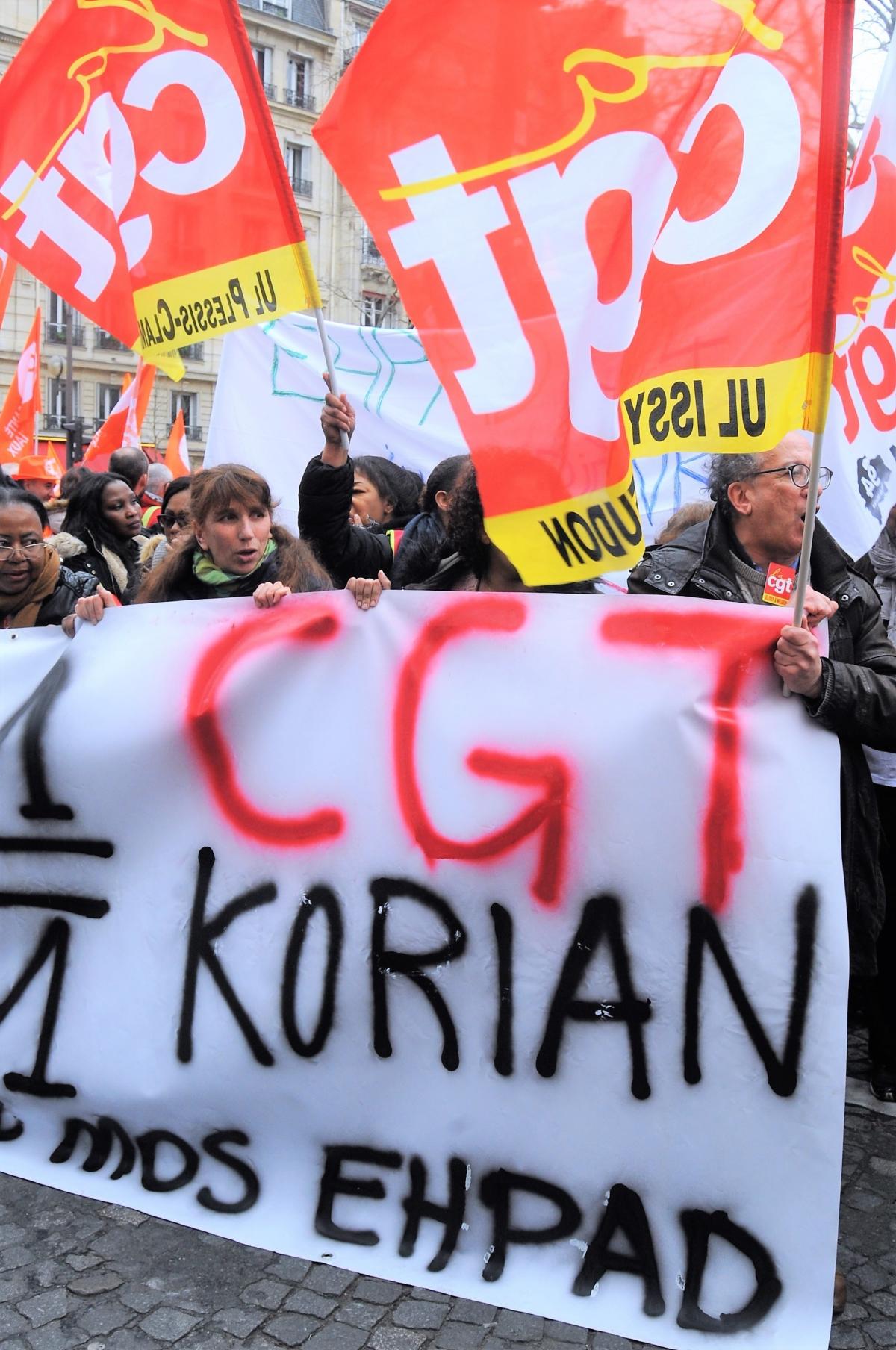Banderole Cgt Korian entreprise de gestion de maisons de retraite médicalisées (EHPAD) et cliniques spécialisées (SSR)