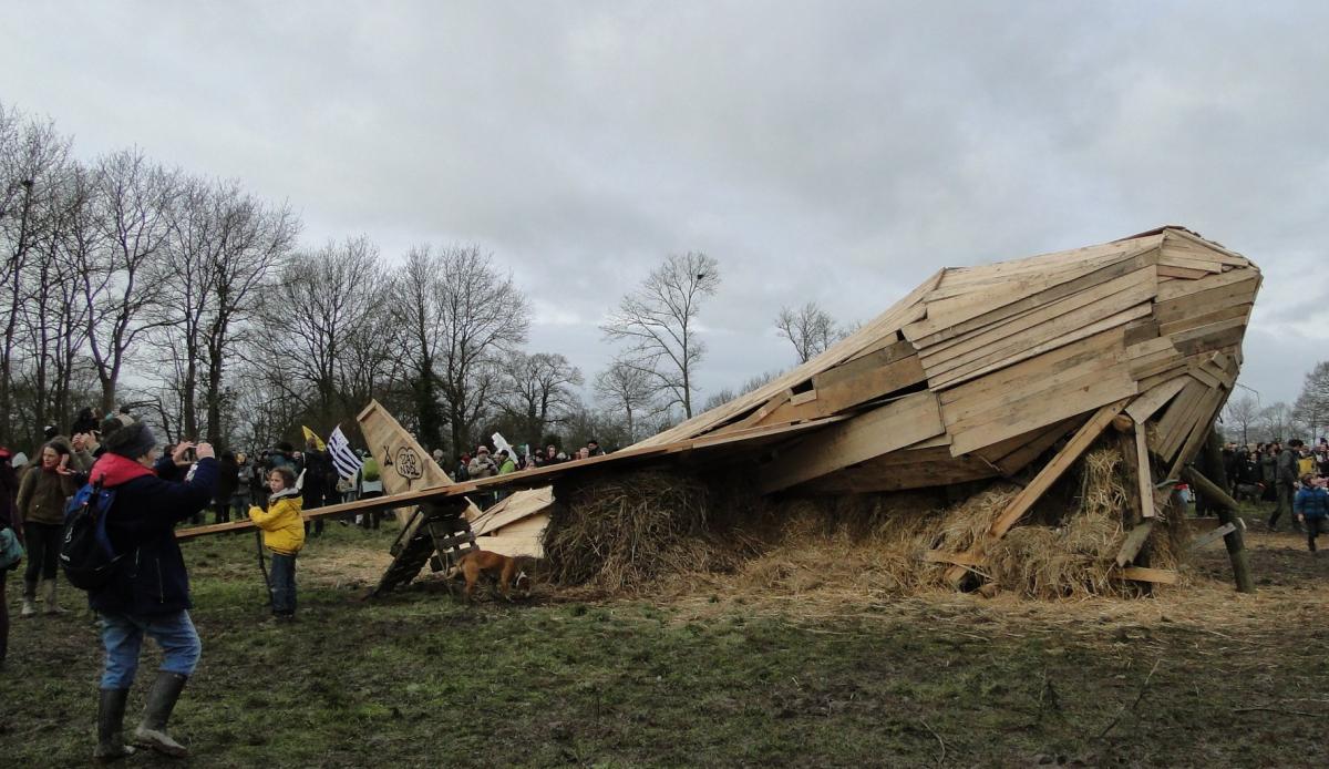 Sur la ZAD de Notre-Dame-des-Landes, l'avion avant le feu de joie