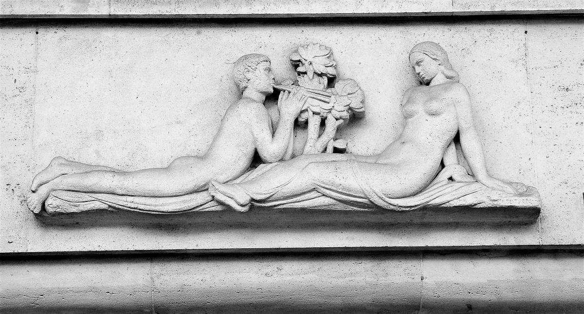 Sculpture en relief femme et homme architecture dessus de porte scène musicale