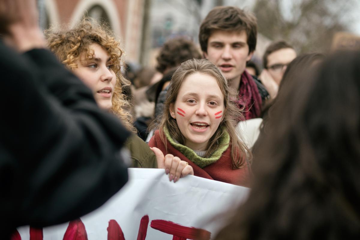 Une manifestante tient une banderole