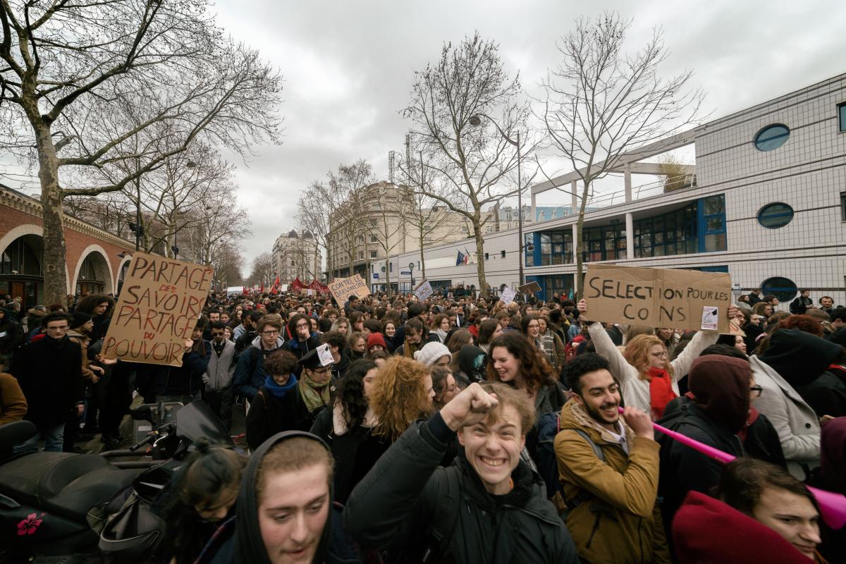 Le cortège étudiant avance vers la Place de la Bastille