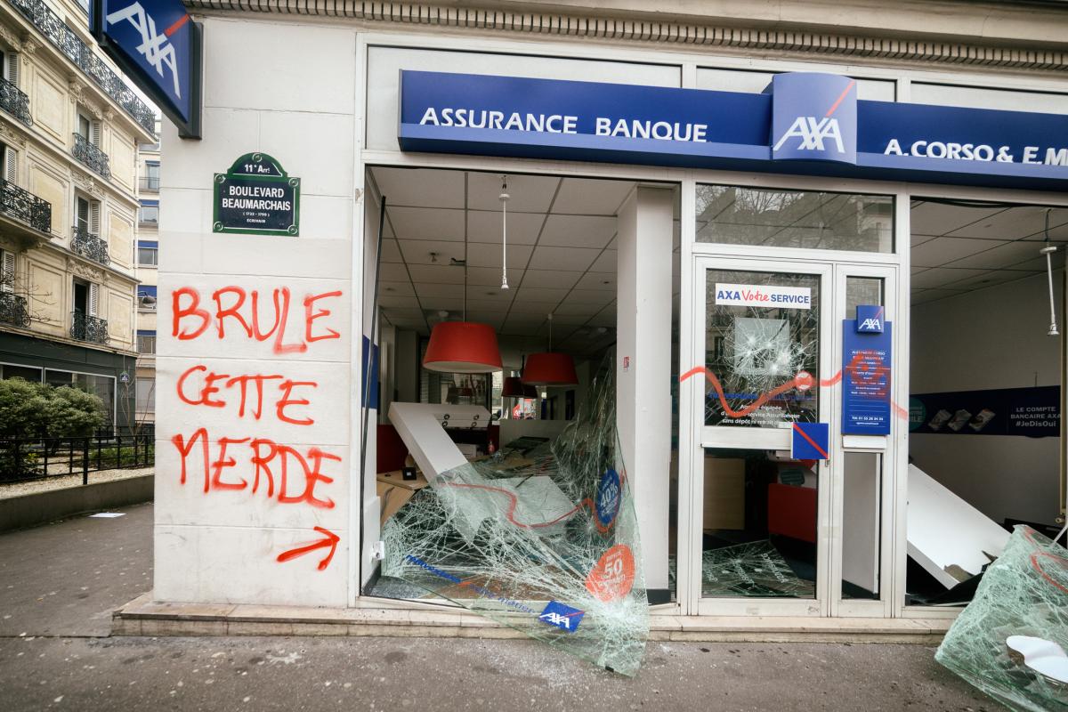 Vitrines cassées d'une agence d'assurance
