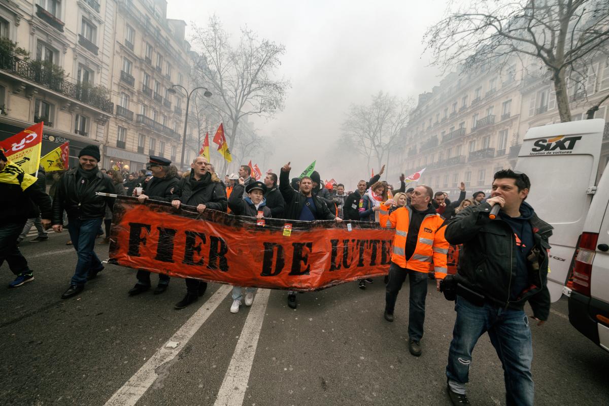 Cheminots avec une banderole Fier de lutter