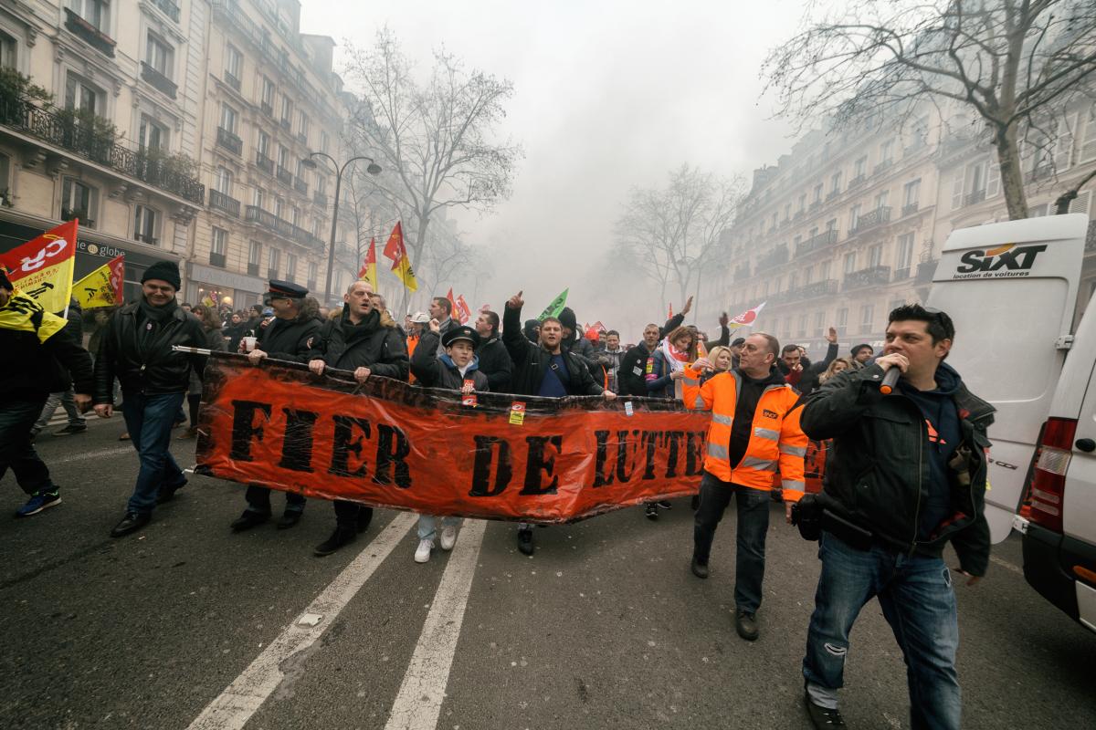Cheminots avec une banderole Fier de lutter