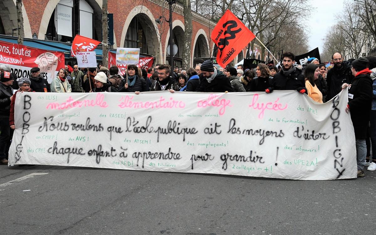 Défense de l'école publique banderole de Bobigny