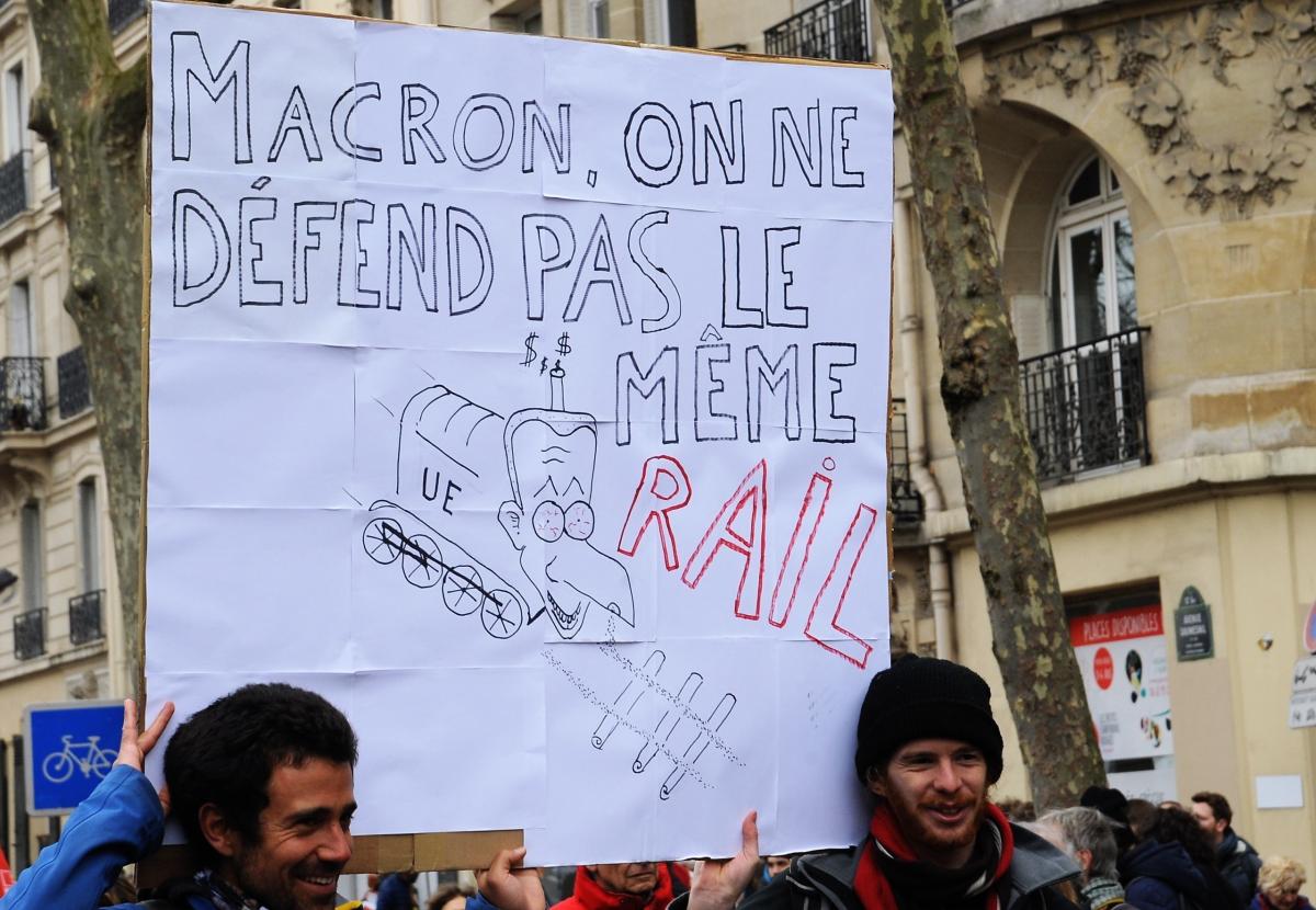 Pancarte Macron on ne défend pas le même Rail