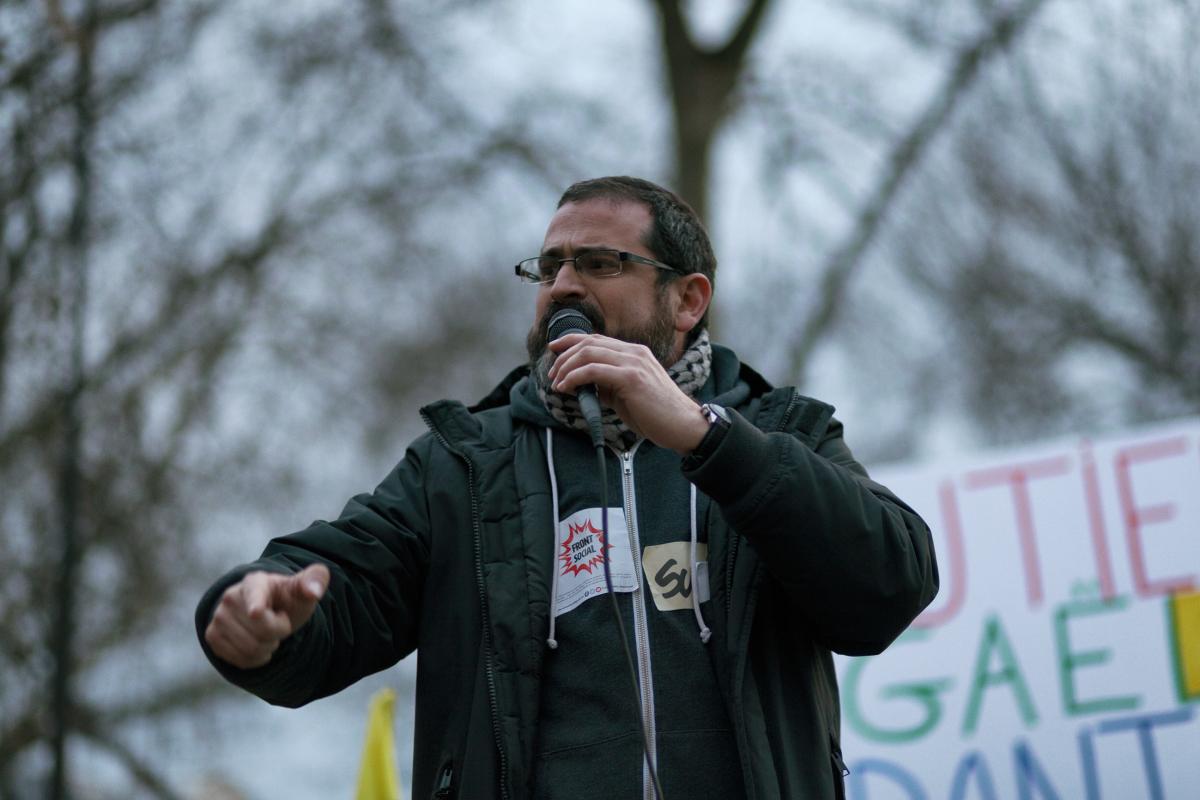 Gaël Quirante prend la parole lors du rassemblement contre son licenciement