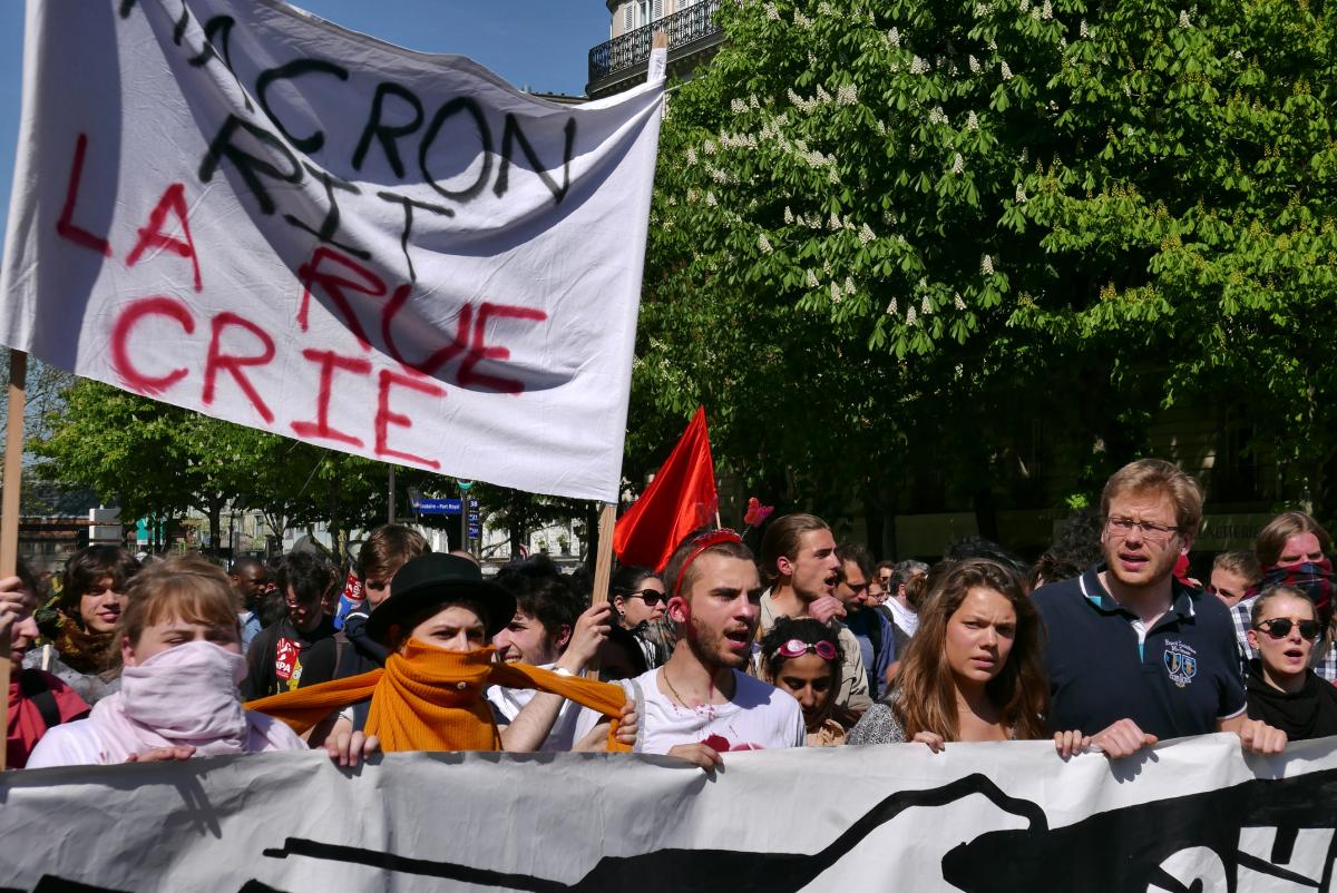 Macron rit la rue crie