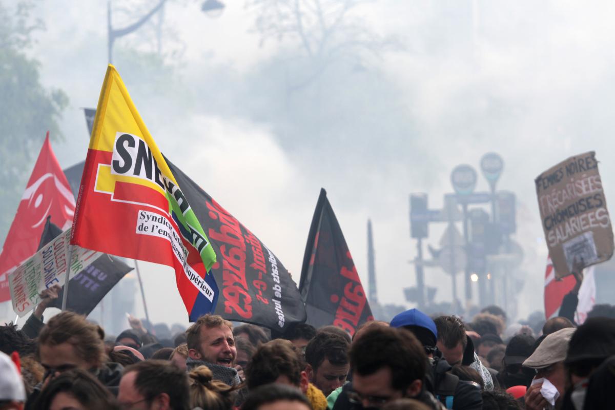 La manifestation est bloquée. Grenadage intense.