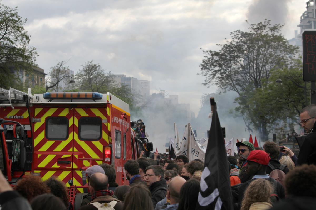 Les pompiers passent au travers de la manifestation