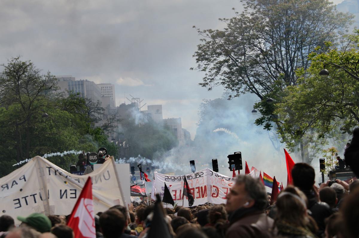 La manifestation est bloquée. Grenadage intense.