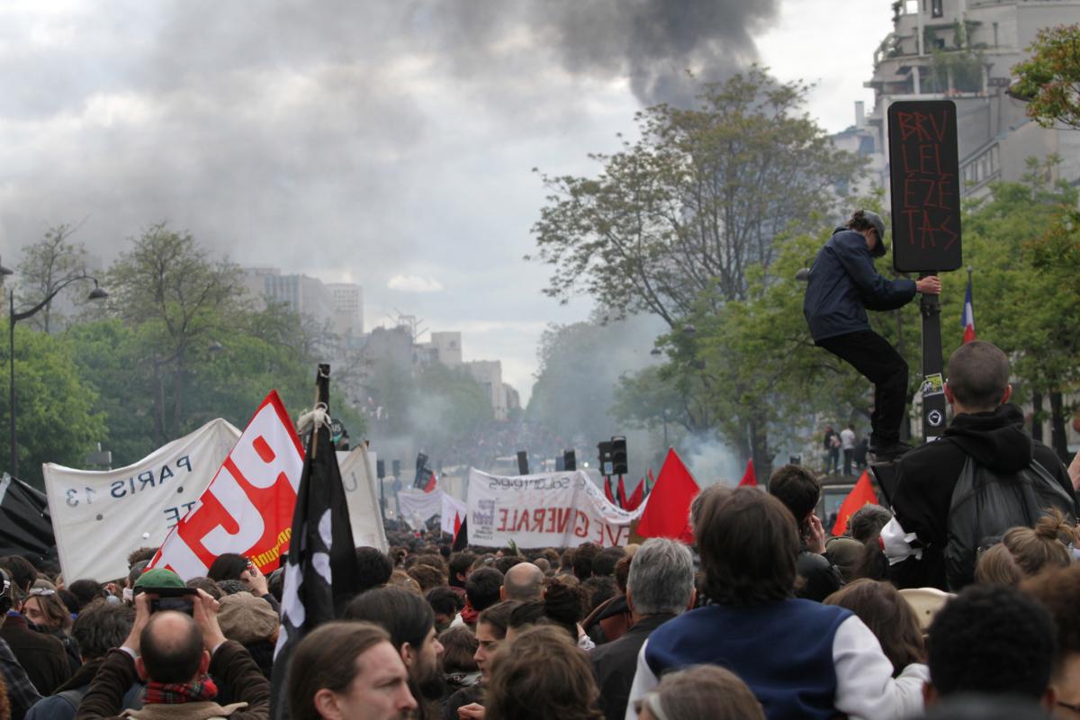 La manifestation est bloquée. Grenadage intense.