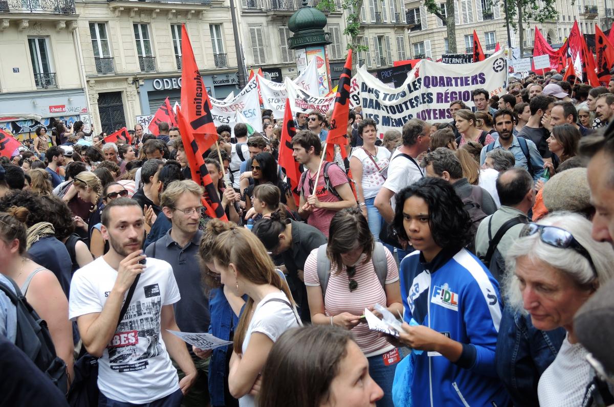 Banderole Dans tous les quartiers dans toutes les régions des moyens pour l'Education!