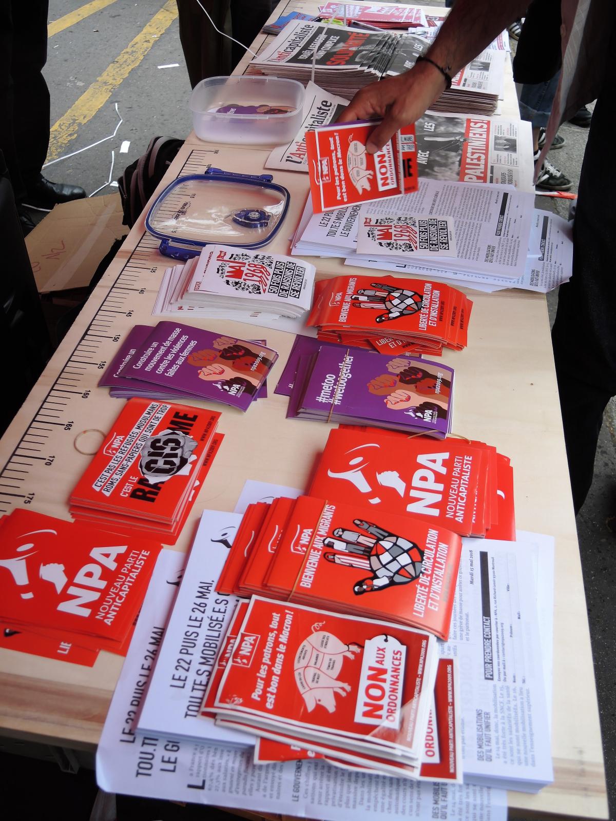 Table du Npa au point fixe de la manifestation et grève de la Fonction Publique 22 mai 2018 Paris