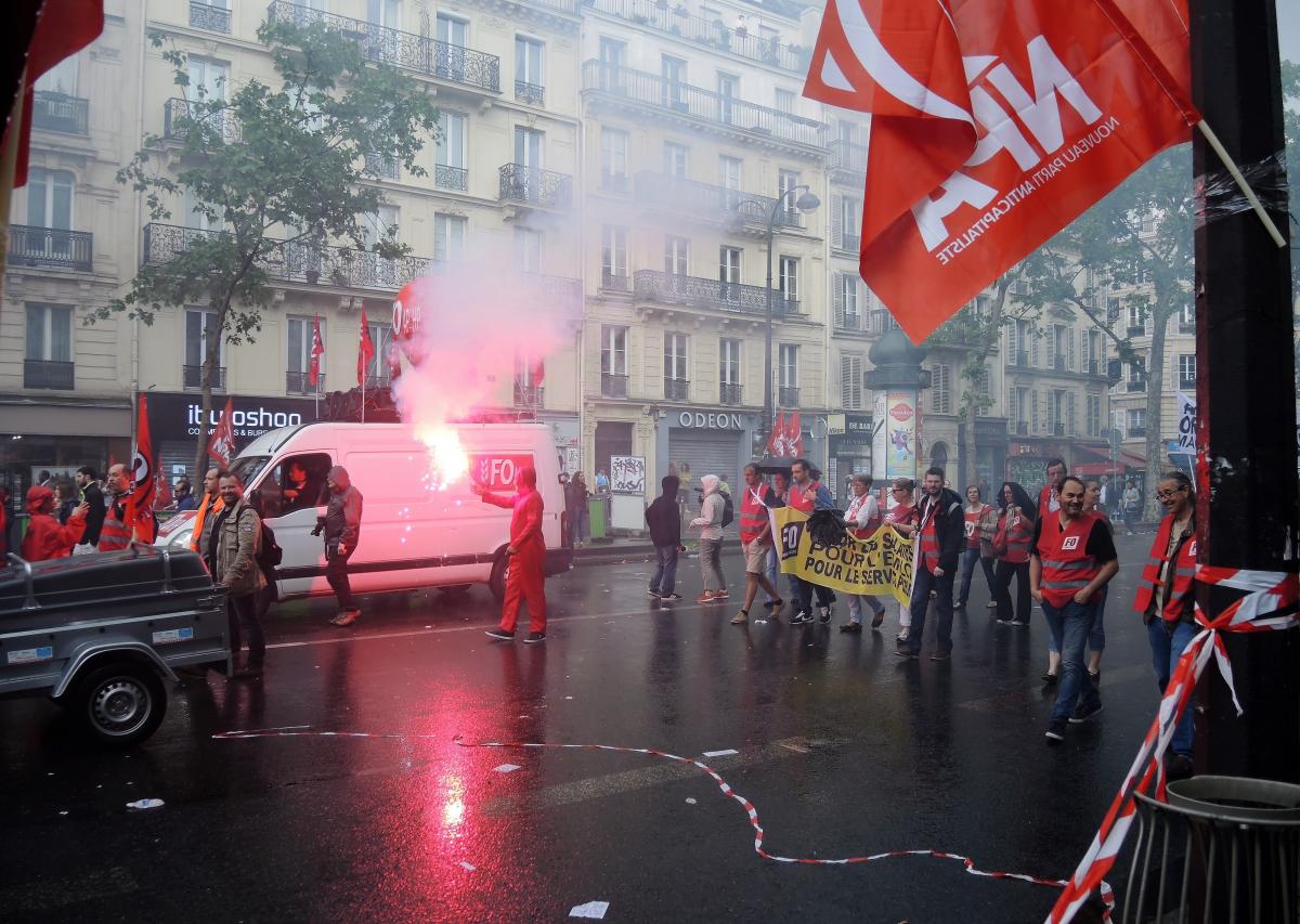 Cortège de FO Non à la casse sociale non à la casse du ferroviaire résister revendiquer gagner