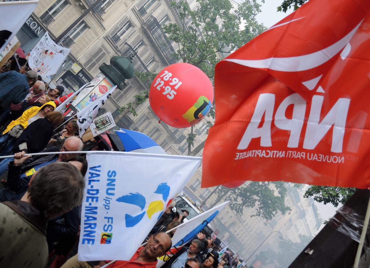 Drapeau du Npa à la manifestation et grève de la Fonction Publique du 22 mai 2018