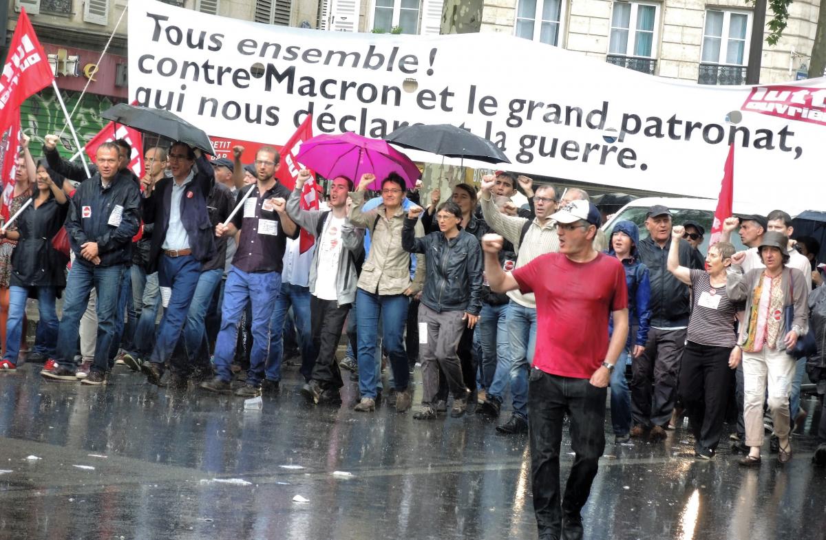 Tête de cortège de Lutte Ouvrière sous la pluie 22 Mai Paris
